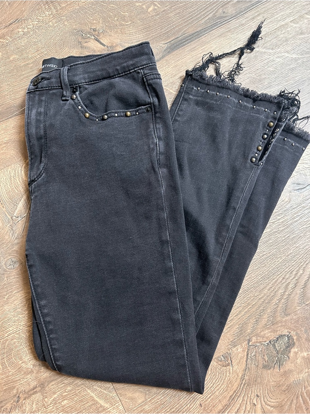 Driftwood Amelia Women’s Black Stud-Trim Frayed Hem Jeans (27x26)